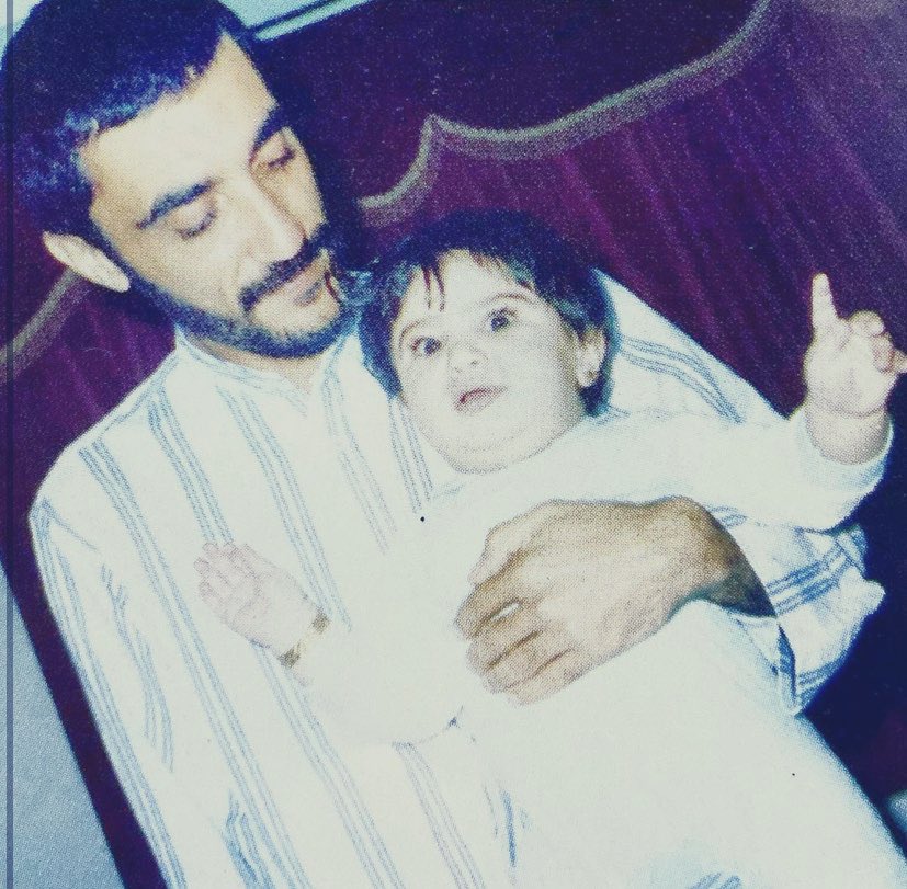 shahidq8_1990's tweet image. الشهيد جاسم المطوع حاملاً ابنته ضحى وكأنها النظرة الاخيره بينهما فكان للبطل جاسم المطوع دور كبير في عمليات عسكرية ضد الغزاه تم اعتقاله وتعذيبه وإعدامه أمام منزله وأمام ناضري أهله بتاريخ ١٩٩٠/١٠/٧ الى جنات الخلد بإذن الله