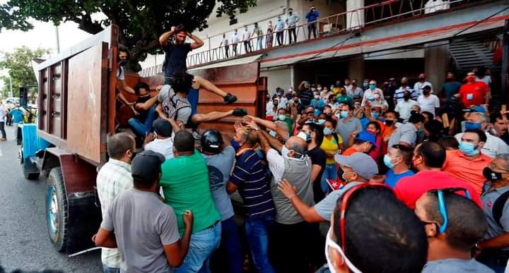 jllopizcasal's tweet photo. Es humano tener dudas. Pero quien piense que esto es un simulacro, quien piense que los actos que ilustran estas fotos no tuvieron violencia de la más temible, debería dudar de sus sentidos y de su condición humana más elemental #SOSCuba #AbajoLaDictaduraCastrista https://t.co/sX7wyNrIcv