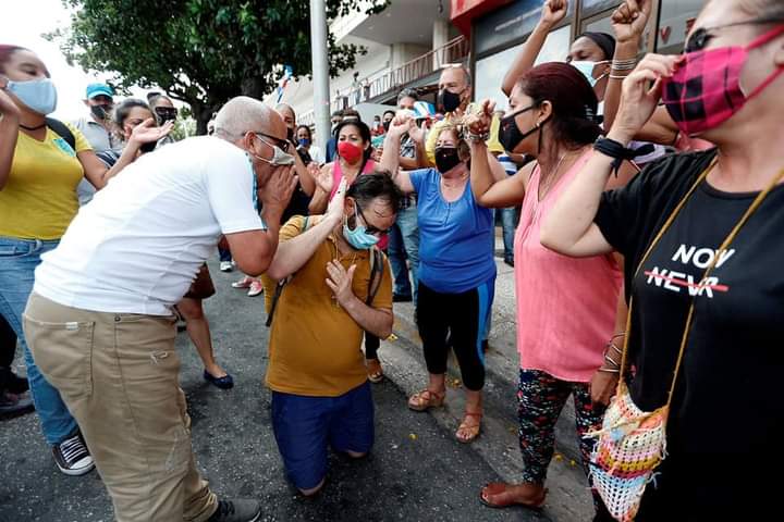 jllopizcasal's tweet photo. Es humano tener dudas. Pero quien piense que esto es un simulacro, quien piense que los actos que ilustran estas fotos no tuvieron violencia de la más temible, debería dudar de sus sentidos y de su condición humana más elemental #SOSCuba #AbajoLaDictaduraCastrista https://t.co/sX7wyNrIcv
