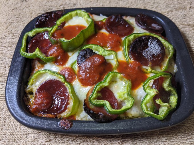 飯の上にチーズとピーマンとサラミとピザソースぶちまけて焼くという頭の悪そうな物を作る。
まずくはないはず☺️ 