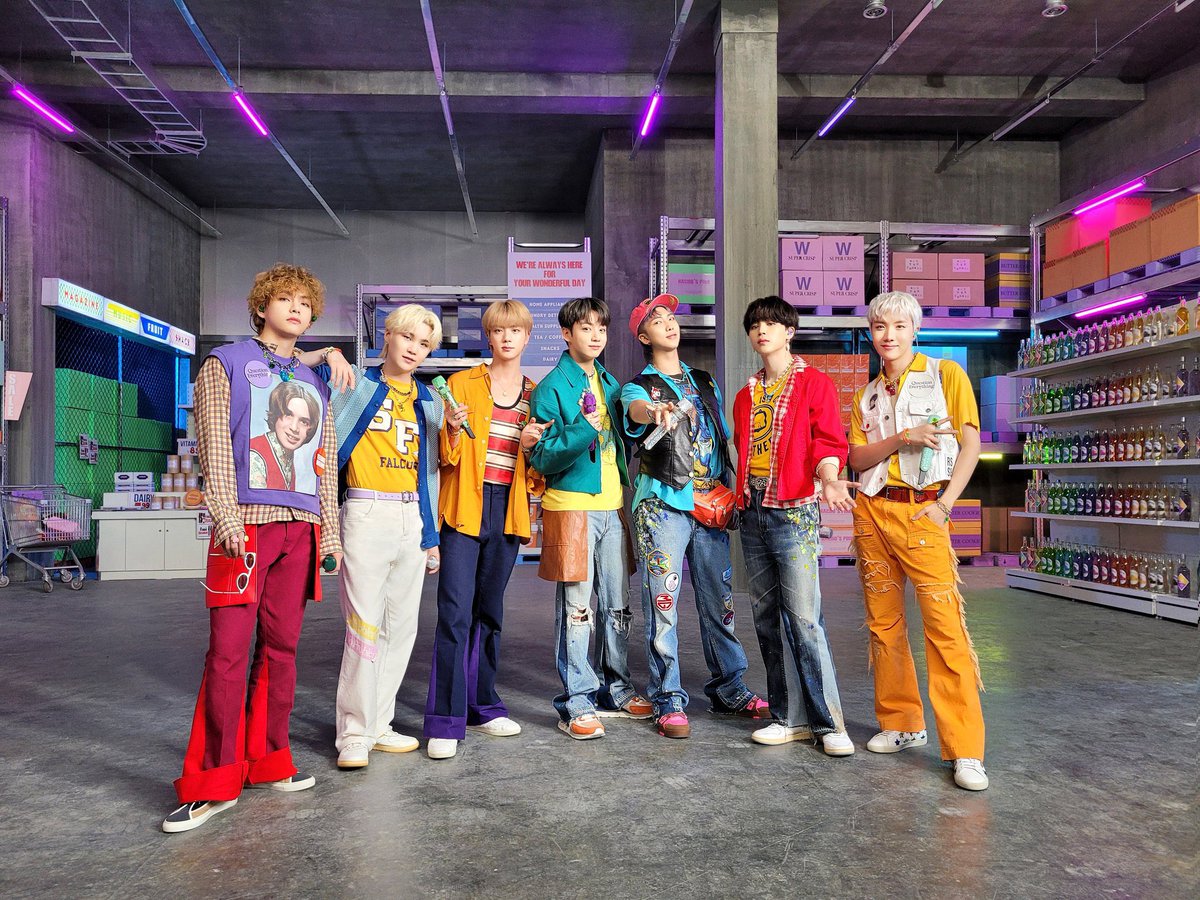 choco52772710's tweet image. NiziUと関係ないですが🙇‍♀️
#FNS歌謡祭 #BTS  #FNSでBTS 
もおおお、カッコよかった🥺💗衣装ちょっとおもろかったけど、BTS拝めて幸せでごぜぇます😭💕