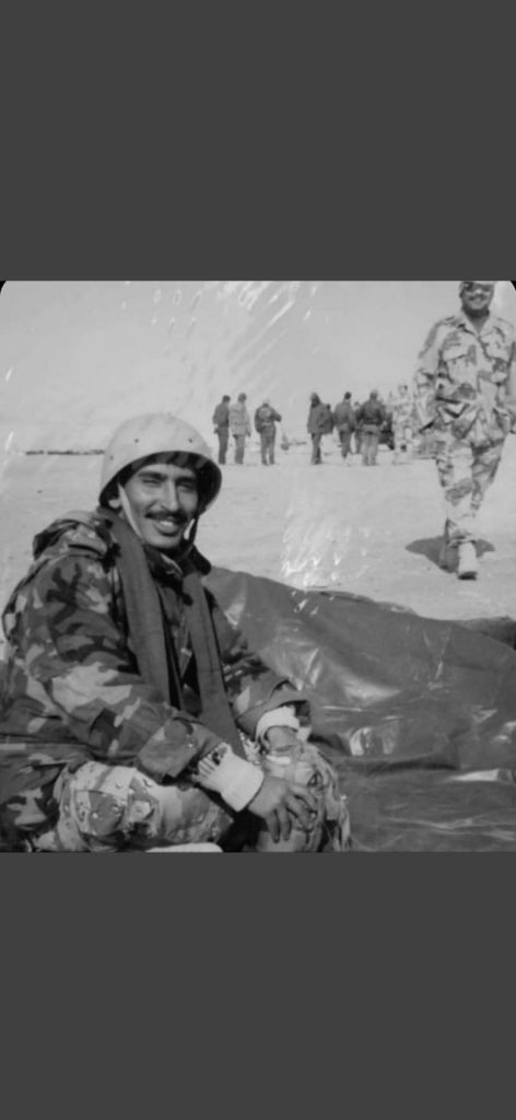 #مساعد_الرشيدي 

البارحة ضقت واثر البارحة غبرة
مدري بكى حلم ولا ضاعت أخباري
.
هي إتدبّر .. أو أقفَت مابها دِبره 
ليت الليالي تقدّر غربة الساري
.
خلّيت الأحزان بأقصى القلب منثبره
ياكثر كذبي على نفسي وأنا داري
.
إمّا يقولون .. طاح الضلع .. من كبره
ولاّ يقولون .. ماهو للوطى ضاري