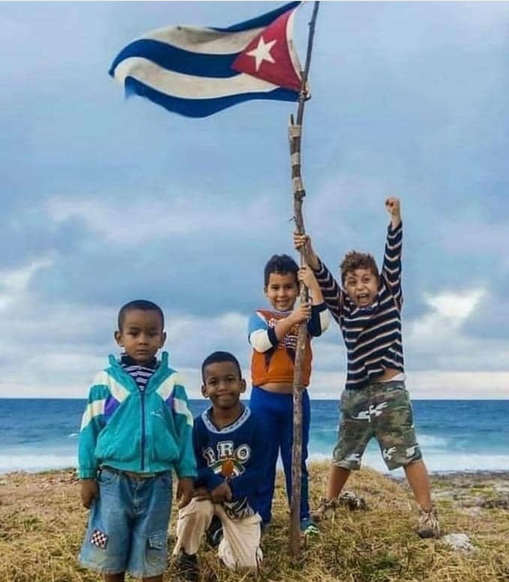 denunciascne's tweet photo. La imagen de la semana...niños cubanos alzando su bandera por la libertad de su país https://t.co/z2z1Ejv67S