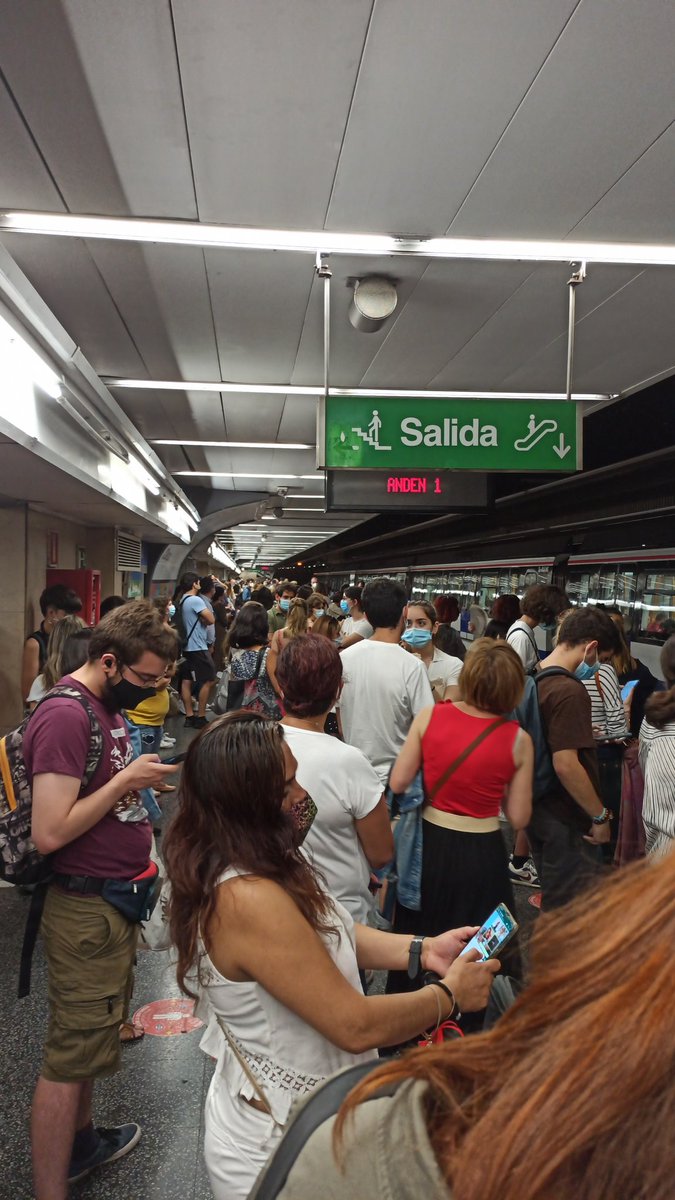 sarapl2810's tweet photo. Esto es una vergüenza y una negligencia en mitad de una pandemia que no se puede consentir @metro_madrid @MADRID https://t.co/Oc6g27gCNH