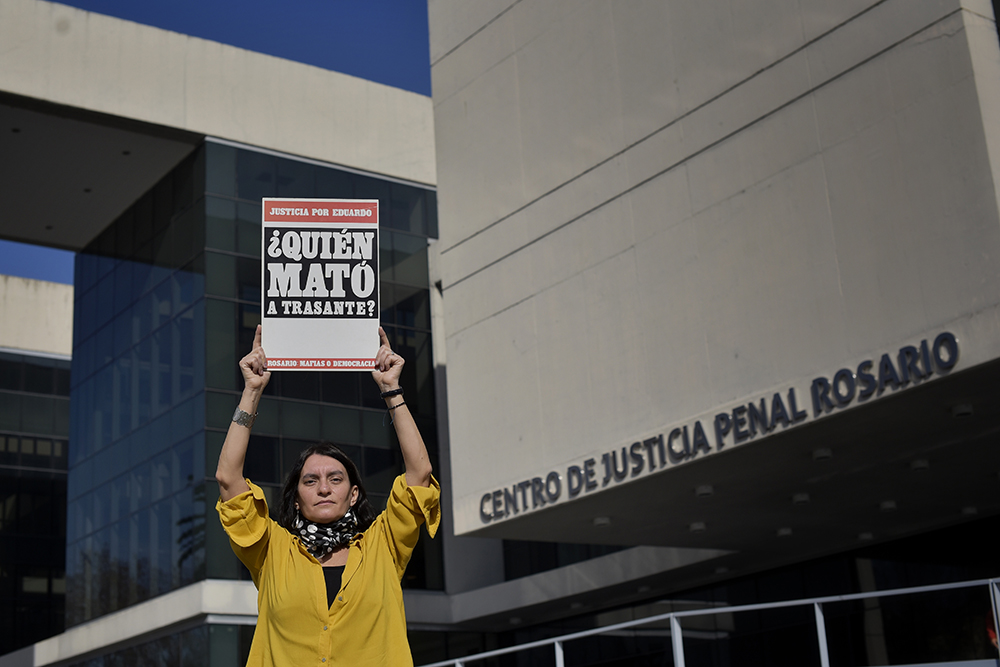 Hace un año se llevaron al Edu.
Hace un año empezamos a pedir justicia por el que pedía justicia.

En una ciudad cada día un poco más violenta, nos sacaron a un compañero que luchó hasta su último minuto contra eso.