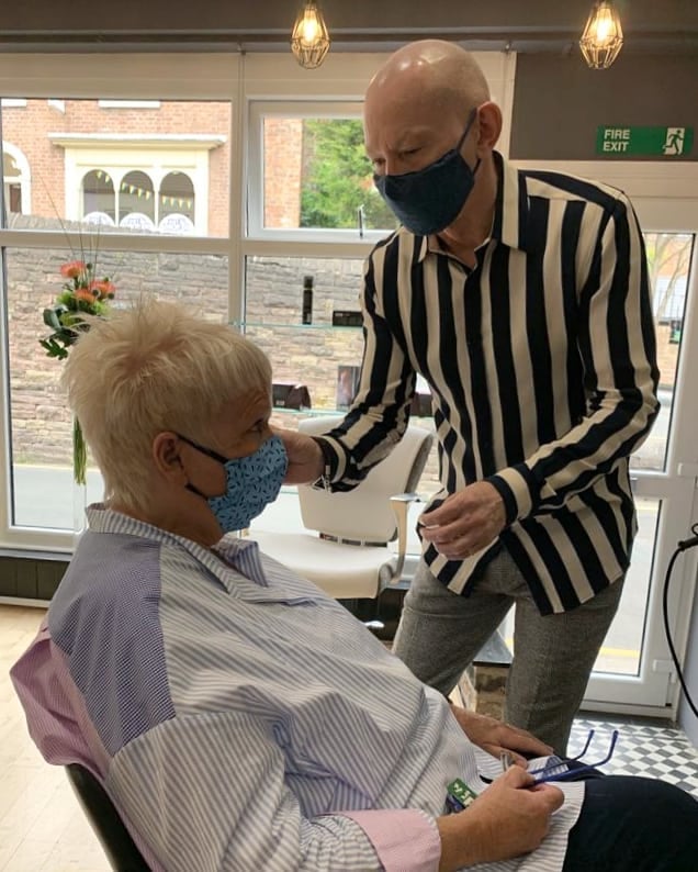 Here's Paul adding personalised finishing touches after a soft cool blonde colour and restyle😁 What do we think?

#ScissorsMacc #HairSalon #ShortHair #Macclesfield #HairStyle