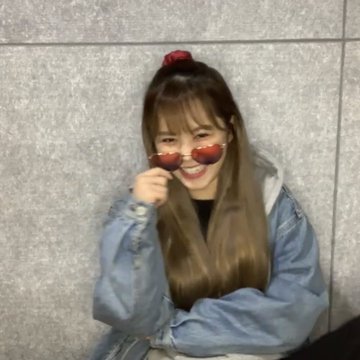 tiny__eu's tweet image. missing her vlives 🥺
#이유 #EVERGLOW #에버글로우 @EVERGLOW_twt