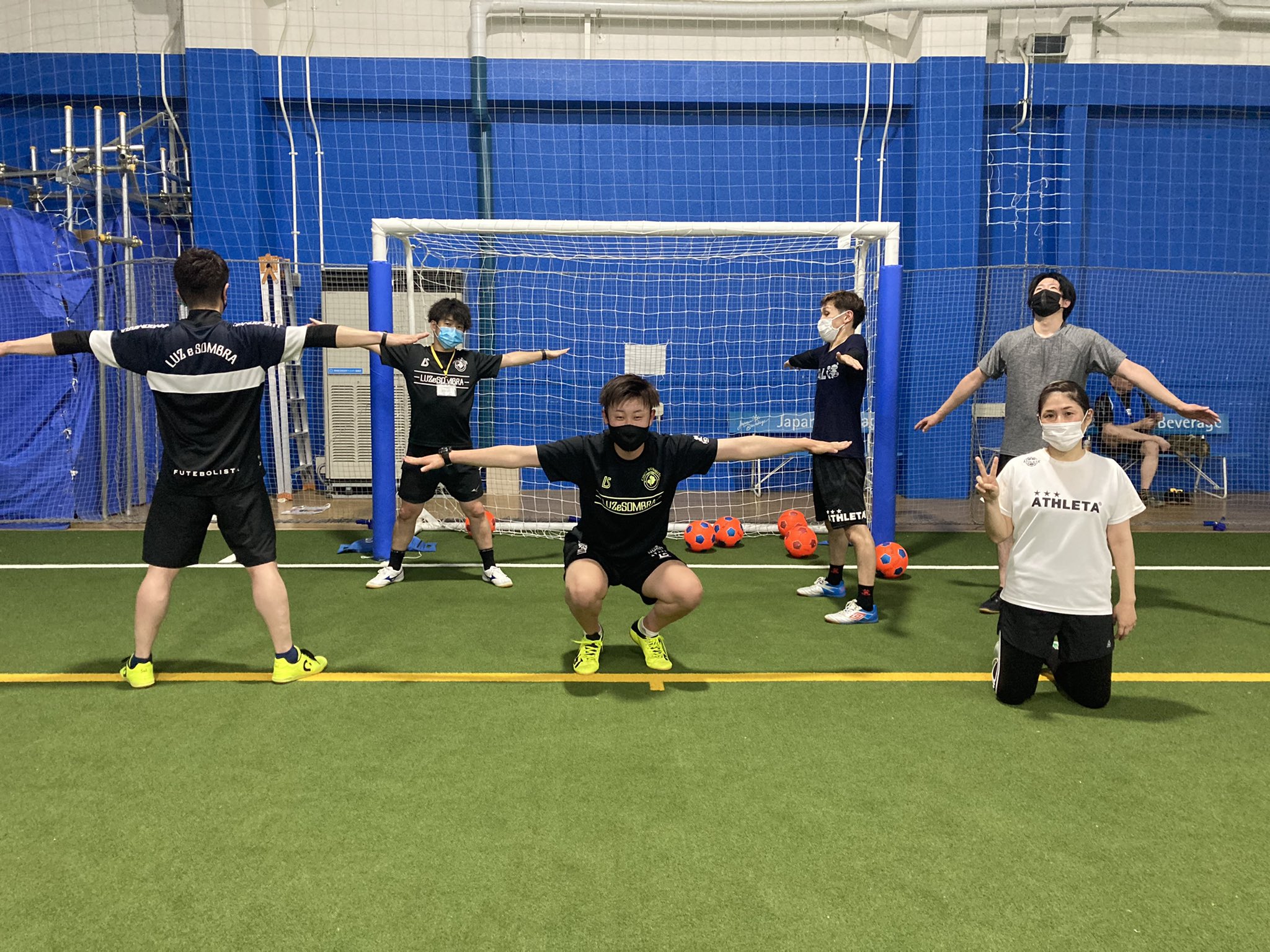 Twitter এ ノア フットサルステージ茨木 今日も大地スクールは楽しそう このポーズはだいちの 大 とソーシャルディスタンスをかけてるそうです 次回は7 21 水 21 00 22 30です まだまだご予約お待ちしております 動画は下に続きます ノア