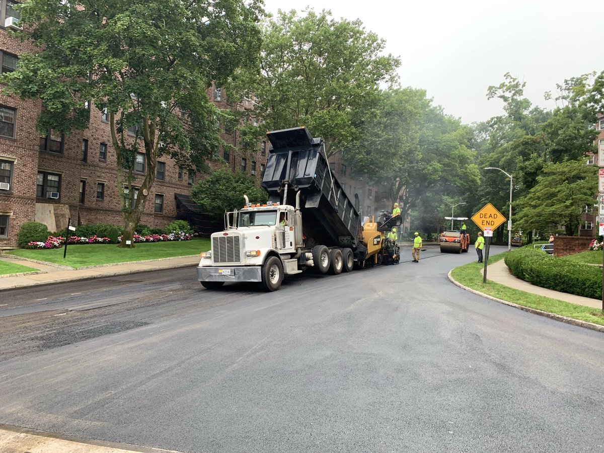 PavingWaters's tweet photo. Now onto Buckingham and Garth! #paveeastchester #watersworks 

#paving #ctpaving #nypaving #asphalt #asphaltpaving https://t.co/Cl3r4Of4Wu