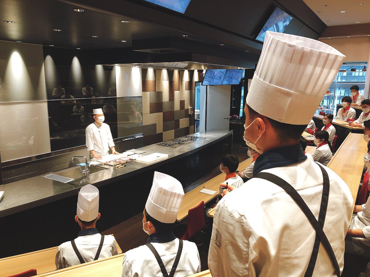 新宿調理師専門学校 公式 على تويتر 企業説明会 今日は 龍名館 より 卒業生がフグ のさばき方を教えに来てくれました フグ免許を取るまでの練習方法や費用 試験のこと 学生達が気になる事にたくさん答えていただきました フグ フグ免許 新宿調理