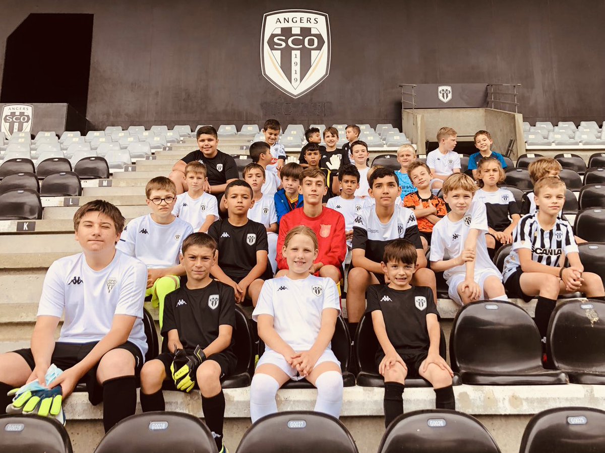 SCOFootsal's tweet photo. #StageAngersSCO #PleinLesYeux
Nos 3️⃣0️⃣ stagiaires ne se plaignent pas d’être en indoor cette semaine… 🥳
Déjà le 3ème jour d’un magnifique stage avec la visite privée du stade RK 🏟 ce midi 🤩 ! https://t.co/H9T4r1AeuW