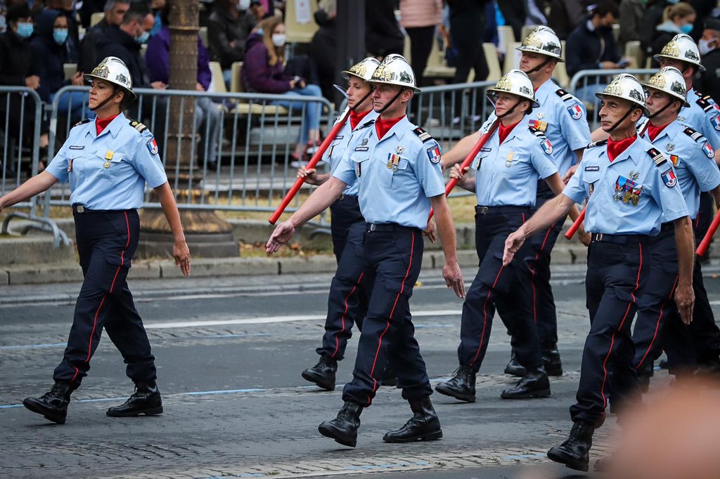 SDIS35officiel's tweet photo. 🇫🇷 En ce jour de fête nationale, une pensée pour les sapeurs-pompiers d’Ille-et-Vilaine qui ont défilé avec le @14BSPF 🧑‍🚒👩‍🚒 sur les Champs Élysées. 

Bravo à toutes et tous pour cette rigueur, cette détermination et cet enthousiasme dont vous avez fait preuve👏👏👏 https://t.co/QHWFH7uLO7