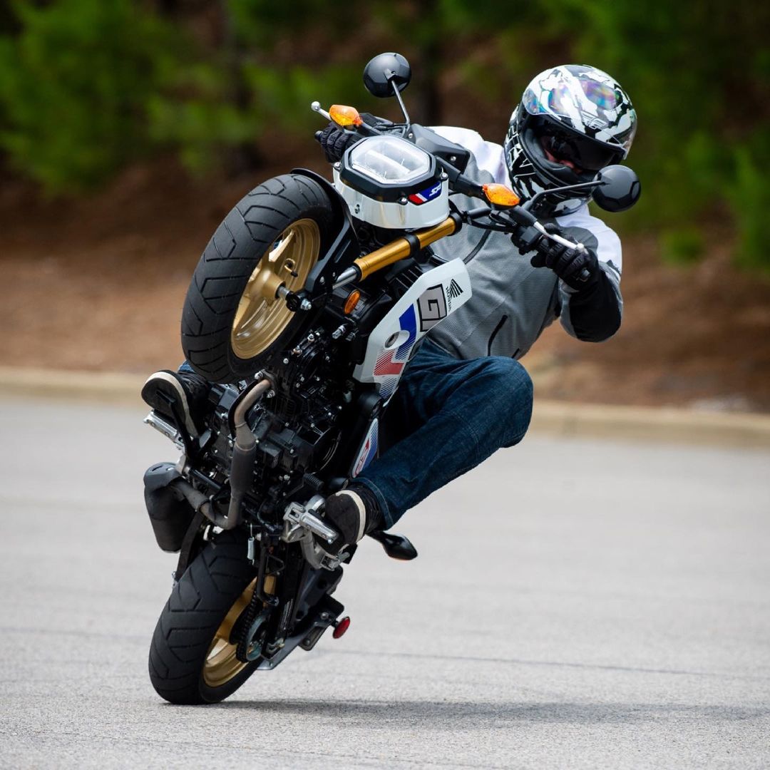 CardoSystems's tweet photo. Happy #wheeliewednesday with Rodney, going big, with the little Grom
📸 @RodneySargent @David_Lando_WFO
🎧 #PACKTALKBlack
🔵
🔵
🔵
#CardoSystems #AskForCardo #CardoFam #2022hondagrom #betteronahonda #hondagrom #minimonday #wheelie #barbersmallbore #flyracingfamily https://t.co/hJkDYl9dMV