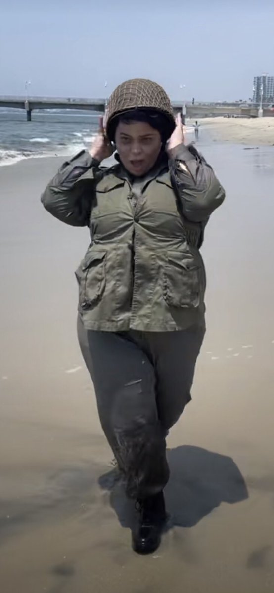 emocrumbs's tweet image. my chemical romance? the ghost of you? yeah one of my faves it was an iconic gerard look