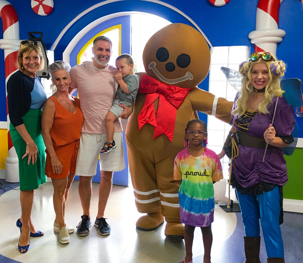 GKTWVillage's tweet photo. 🏈We were privileged to welcome NFL HoF QB @kurt13warner to the Village along w/5 families whose wish trips were made possible by Kurt &amp; Brenda Warner’s nonprofit, First Things First. Thank you for your generosity, Kurt and Brenda!💜 https://t.co/xxgVvjhKJY