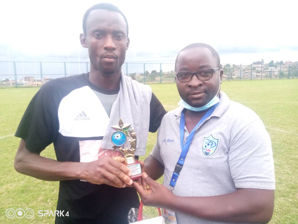 RACING_TPO's tweet photo. En marge du match #RACMAT, l'association des supporters des clubs de football local @footcamer a décerné à notre gardien EKOLLÉ Alain, le prix de meilleur joueur de la phase Aller du championnat #EliteTwo
Merci pour la reconnaissance ⚽🇨🇲🤜🏿🤛🏿
#EnsembleValorisonsnotreFootball https://t.co/my4QYsvFpP