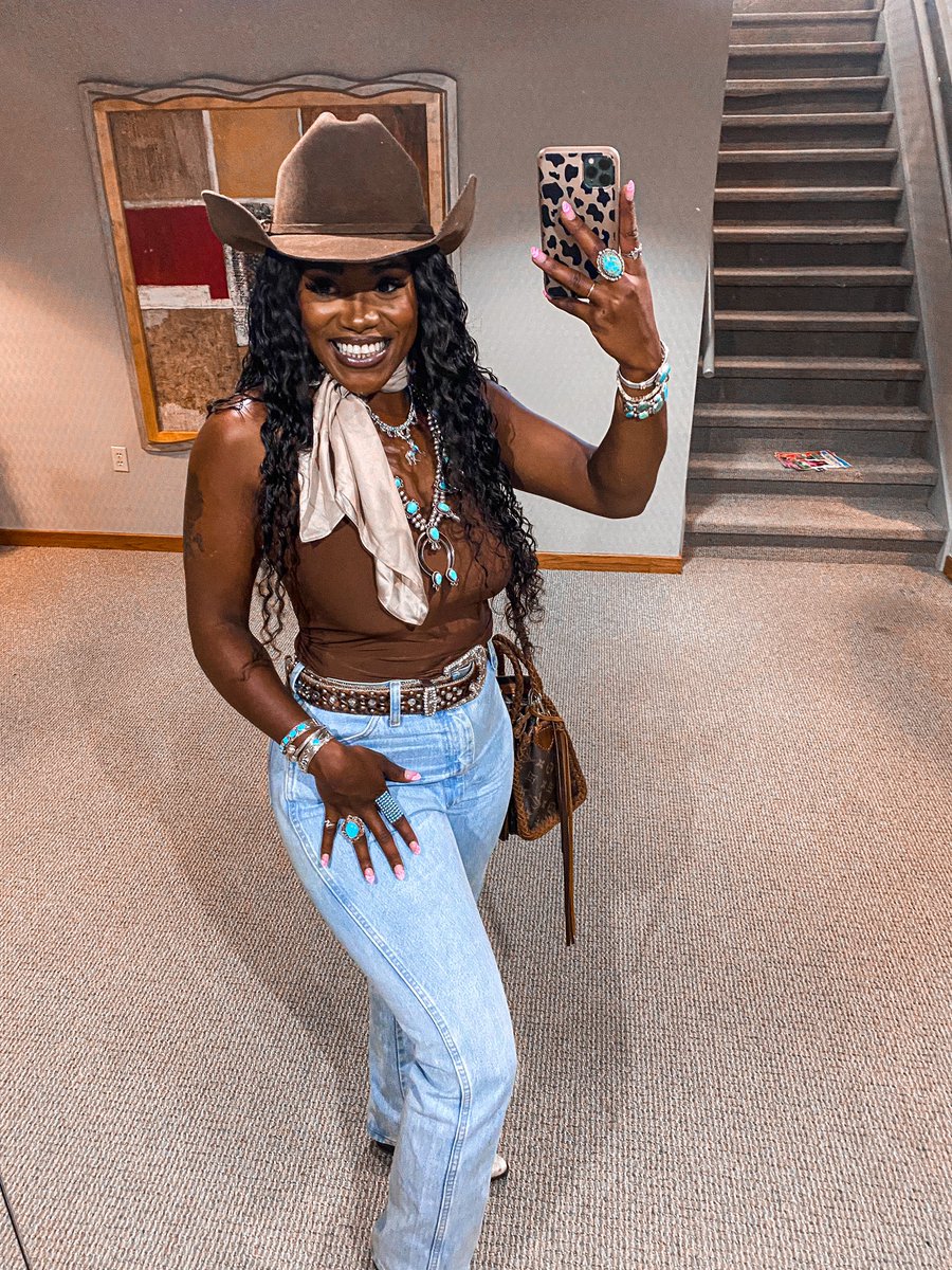 living my wildest cowgirl dreams 💗🍭

👜 <a href="/leatherandvodka/">Leatherandvodka</a>