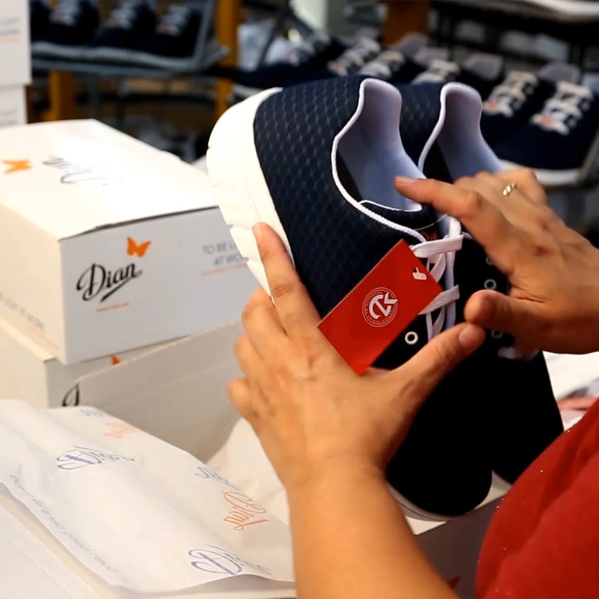 Acreditados por el sello OEC nuestro calzado está certificado como 100% hecho en España 
✔️diseño ✔️producción ✔️distribución

Grantizando la máxima calidad, transparencia y confianza en el calzado Dian
#diancalzado #zuecosdian #fabricadoenespaña #hechoenespaña