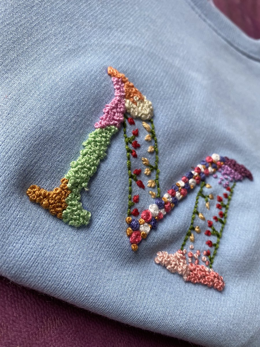 needleesilk's tweet photo. Comenzamos con la cuenta enseñando esta preciosa sudadera bordada con inicial 🥰
Millones de gracias por confiar ✨
#bordados #emprendedores #outfitt #ModaenlaCiudad #moda #Badajoz #Espana #Extremadura https://t.co/SVbm5lQ8wm