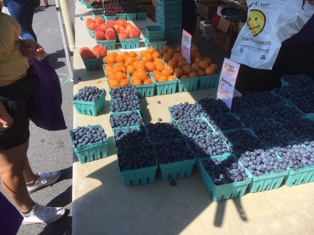 Summer fruits and vegetables were in full swing at Crossroads today! Still plenty of fresh local greens and blueberries around to make a delicious salad for dinner--no oven required 
<a href="/CrossroadsNtwk/">Crossroads Community Food Network</a>
extension.umd.edu/programs/famil…