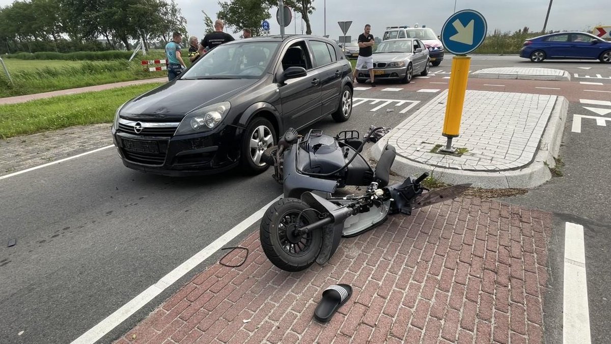 Scooterrijder raakt gewond bij aanrijding met auto in Zuid-Scharwoude