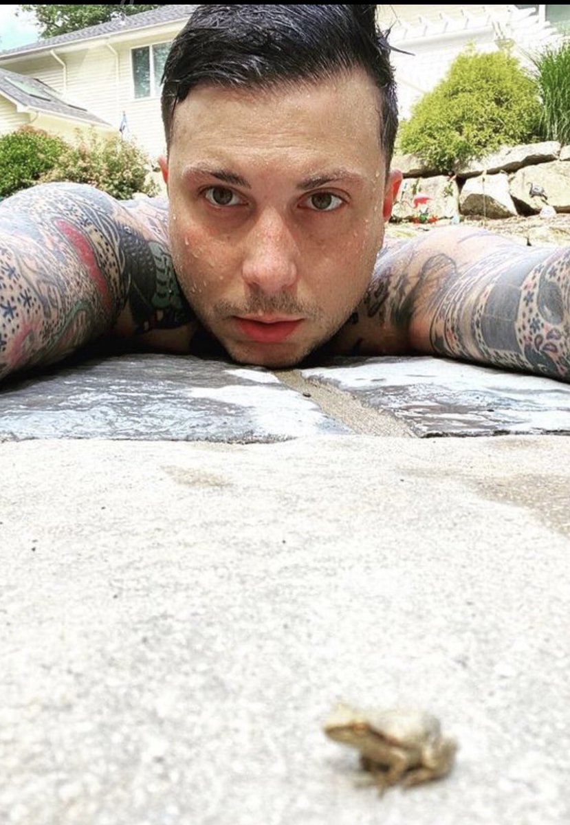 emocrumbs's tweet image. frank look so. young and :) beautiful