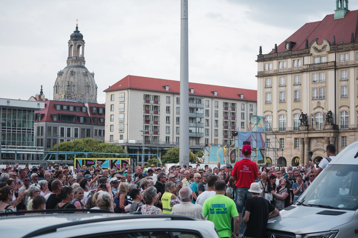 vuecritique's tweet photo. Nachtrag zu #DD1307:
Wie @Florenturna berichtete, war es uns gestern kaum möglich ein Foto zu machen ohne mit Angriffen durch TN (verbal o. physisch) rechnen zu müssen.
Auffällig: die Markierung unserer als VS, scheint bei den TN vermehrt Gewalt ggü. uns zu legimitieren. https://t.co/RIO9usl807