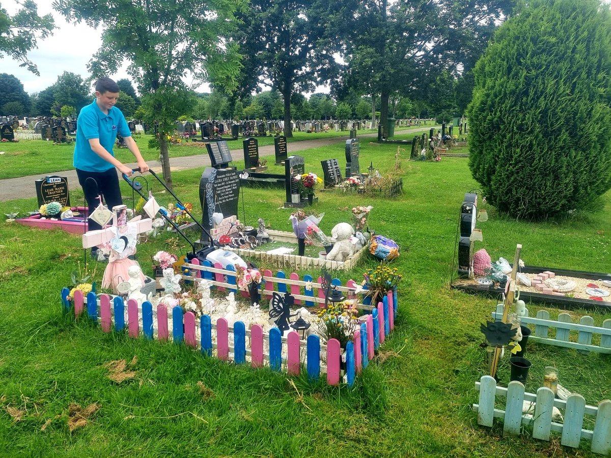 SportSevenhills's tweet photo. These lads @PhoenixPark_ showed so much #respect today! After our attempt to tidy up our allotment plot, #alternativeexercise they asked to stop at the cemetery and either find relatives or tidy and clean their grave. Such kind acts which then prompted such lovely conversations👊🏻 https://t.co/TWqZVWsxUR