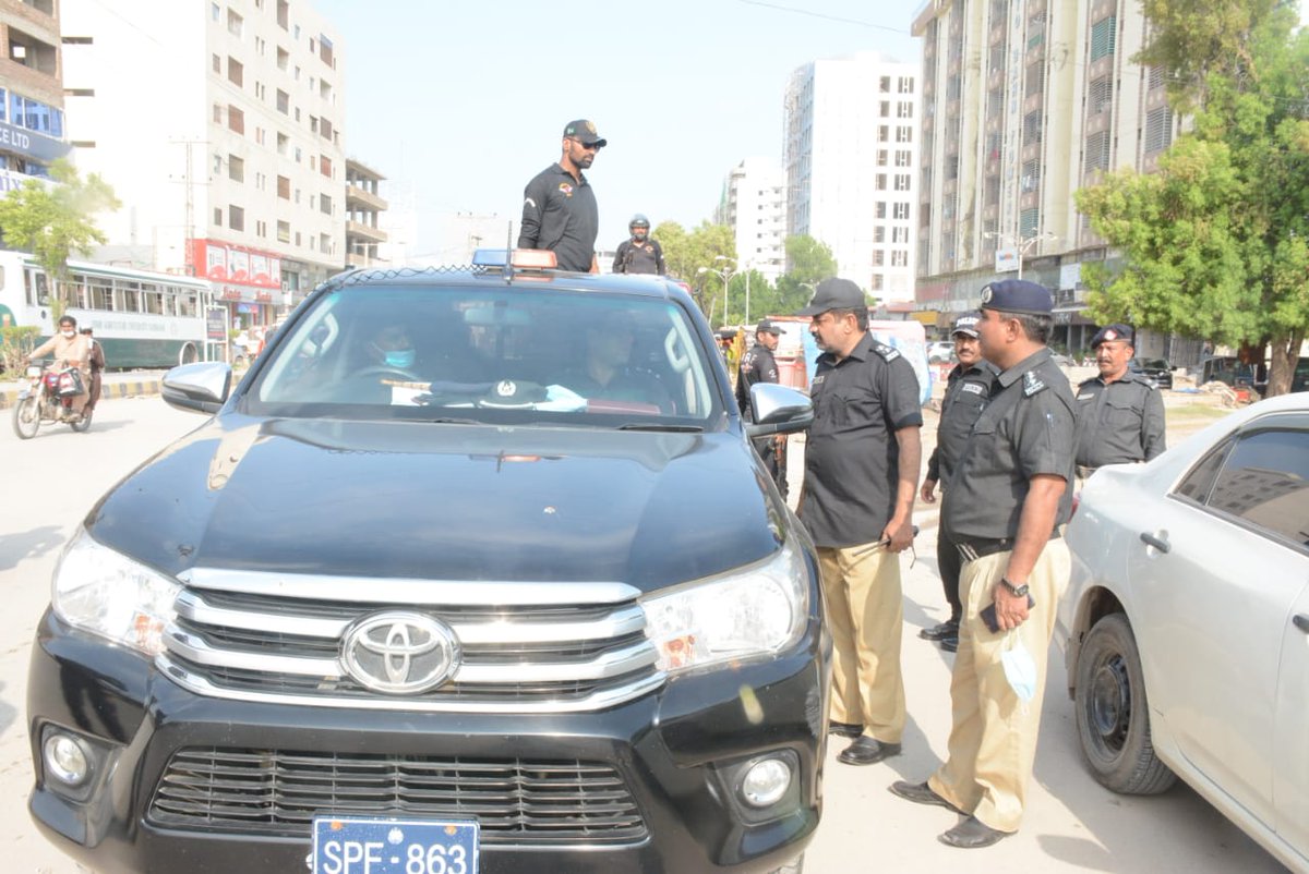 sspofficehyd's tweet photo. انچارج DIB انسپیکٹر اکبر، متعلقہ DSP's اور SHO's کے ہمراہ شہر کے مختلف علاقوں و اہم شاہراہوں کا دورہ کیا دورے کے دوران سیکیورٹی چیکنگ پوائنٹس، سنیپ چیکنگ کا بھی جائزہ لیا اور سیکیورٹی ڈیوٹی پر معمور افسران و جوانوں کو سیکیورٹی و ٹریفک کے حوالے سے مختلف ہدایات جاری کی
#SindhPolice https://t.co/jGRYdwSLwi