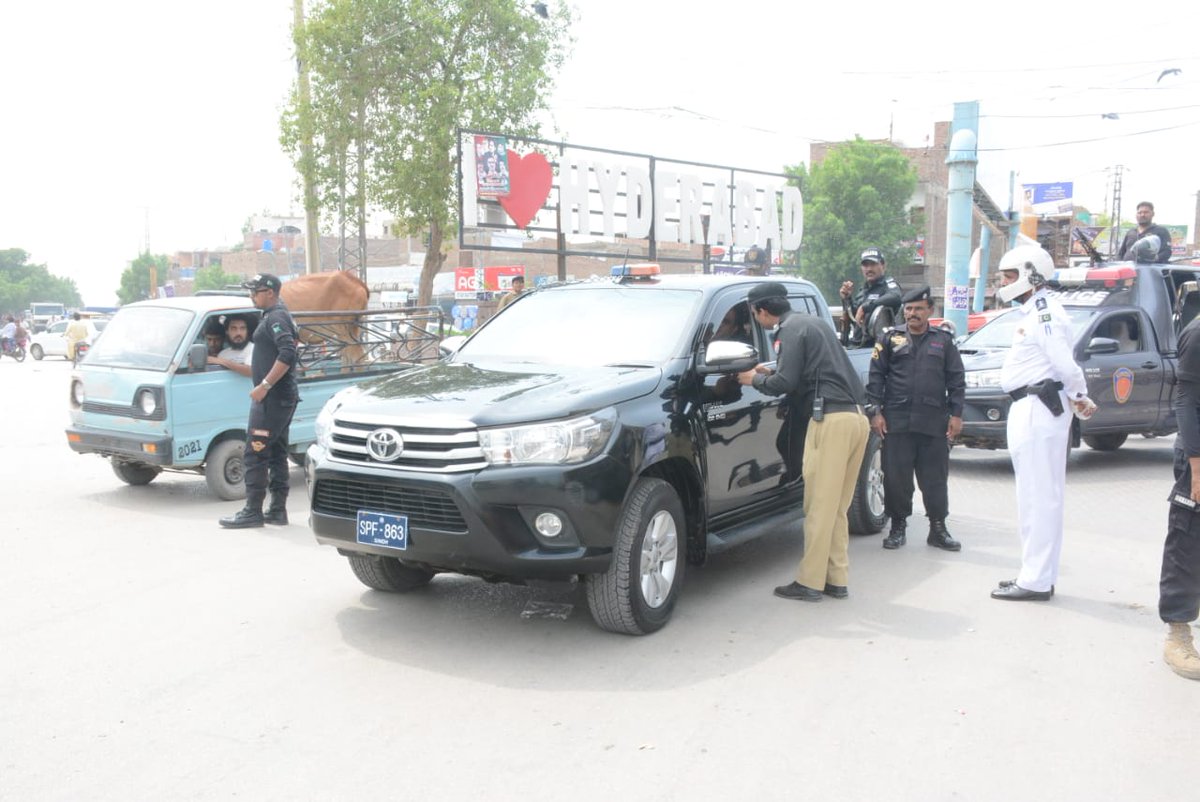 sspofficehyd's tweet photo. انچارج DIB انسپیکٹر اکبر، متعلقہ DSP's اور SHO's کے ہمراہ شہر کے مختلف علاقوں و اہم شاہراہوں کا دورہ کیا دورے کے دوران سیکیورٹی چیکنگ پوائنٹس، سنیپ چیکنگ کا بھی جائزہ لیا اور سیکیورٹی ڈیوٹی پر معمور افسران و جوانوں کو سیکیورٹی و ٹریفک کے حوالے سے مختلف ہدایات جاری کی
#SindhPolice https://t.co/jGRYdwSLwi