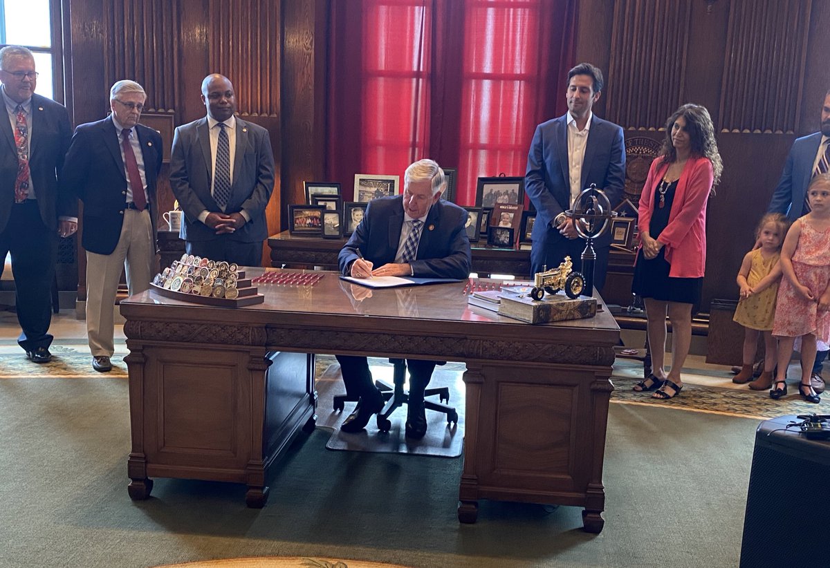 .@GovParsonMO signs SB 520 which includes designating parts of I-70 and and 170 after David Dorn. The retired @SLMPD captain was killed during looting in STL. It also includes a provision that names a part of I-64 after the late @StLouisBlues legend Bobby Plager. #moleg https://t.co/NBktwOpzSh