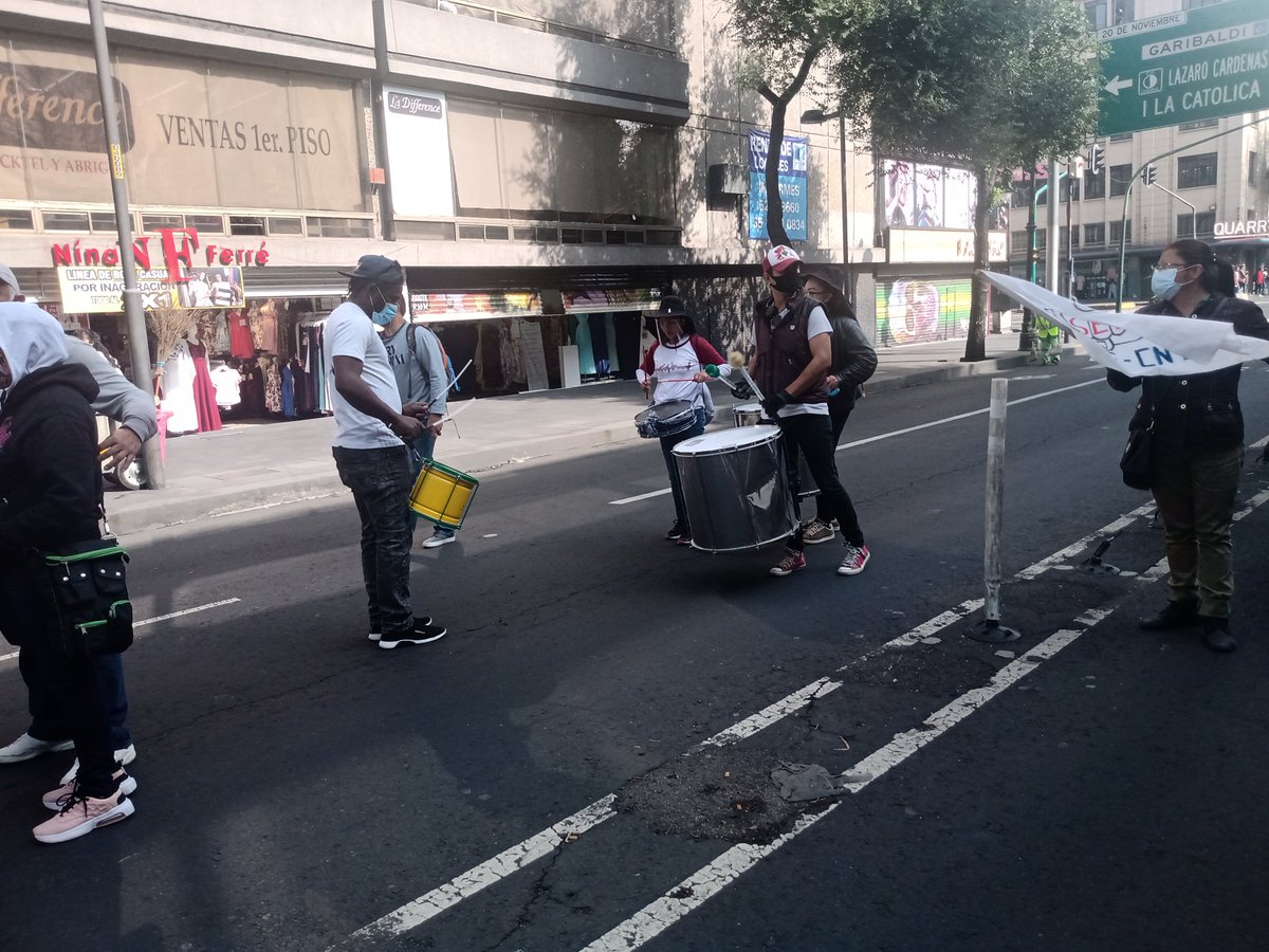 CarlosGermnLun1's tweet photo. La demanda de hoy es con #Sep 
Queremos entregar nuestro pliego petitorio para expresar que compañeros interinos no tienen un pago si no más bien están detenidos los pagos  @alfredodelmazo  @delfinagomeza  @lopezobrador_ 
El maestro luchando también está enseñando 👊🏻👊🏻 https://t.co/dea88yqhVB