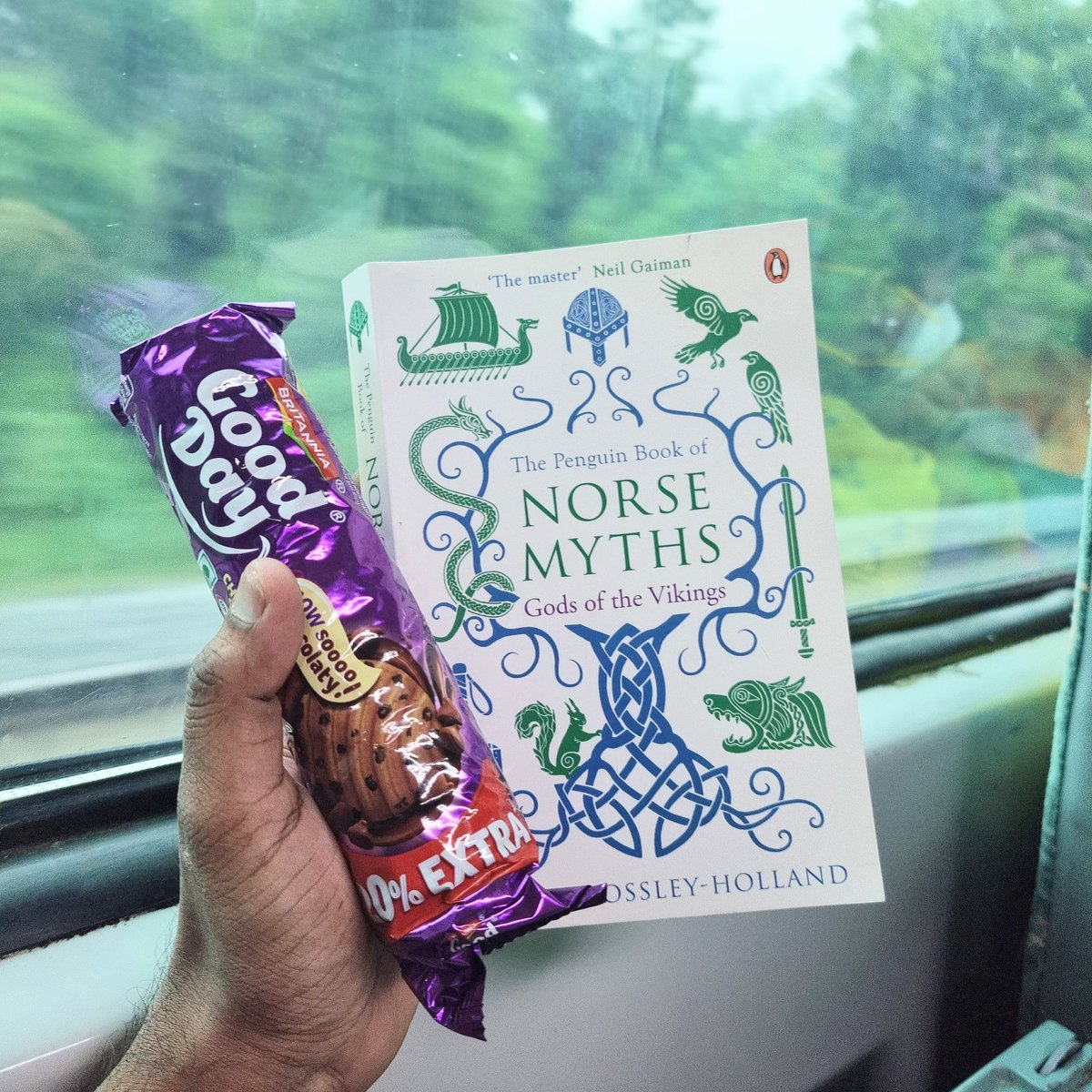 BookWritten's tweet photo. Just @FoodGravy + @TravelTear + @BookWritten 😋❤️ 

I read a lot when I travel. 🚇 📖 Do you? 🌻 https://t.co/YLWgzb58Q2