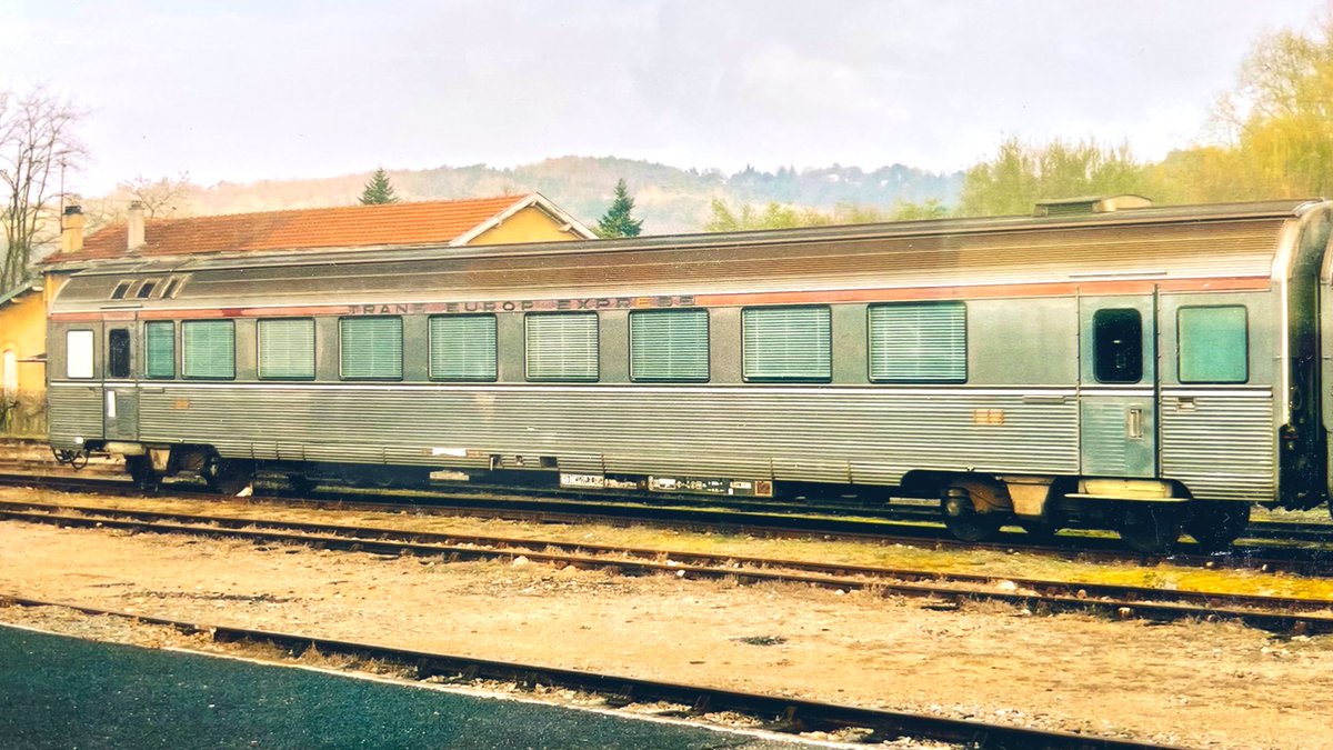 AndreasWiede's tweet photo. Probably the most elegant vehicles ever on European rails: the former #SNCF 🇫🇷 #Mistral69 stock, with bar (pic 1) and @_DiningCar (pic 3). I’ve seen them on #TransEuropExpress services in the 1980s, travelling on board such a train was way beyond my budget.
Pics from around 2004. https://t.co/r62sCKxwrp