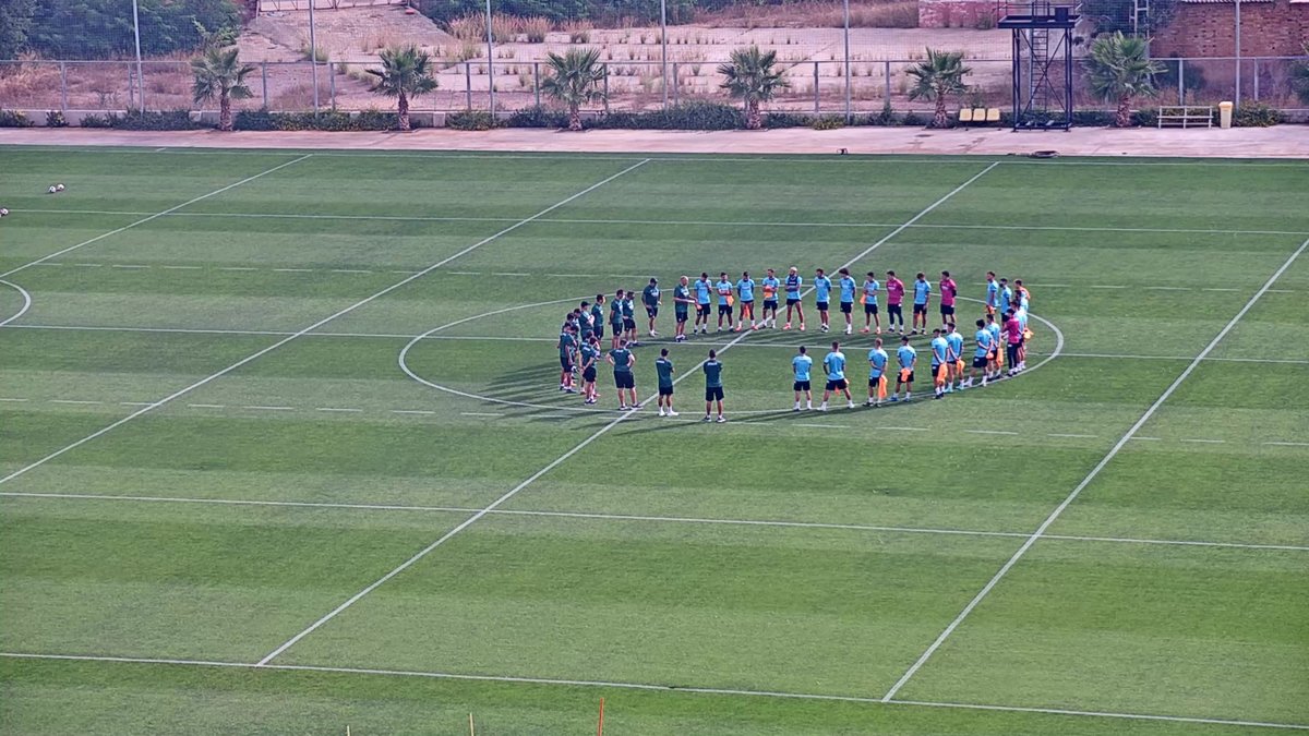 miguelalju64's tweet photo. El lunes comenzó mi 5ª temporada con el Villarreal-B con la misma ilusión  desde que comenzó nuestra andadura, la de ayudar a tantos chicos jóvenes a seguir creciendo para lograr sus sueños. Mis compañeros y yo seguiremos disfrutando del camino junto a este gran grupo.⚽⚽⚽😘 https://t.co/CW575HCd1w