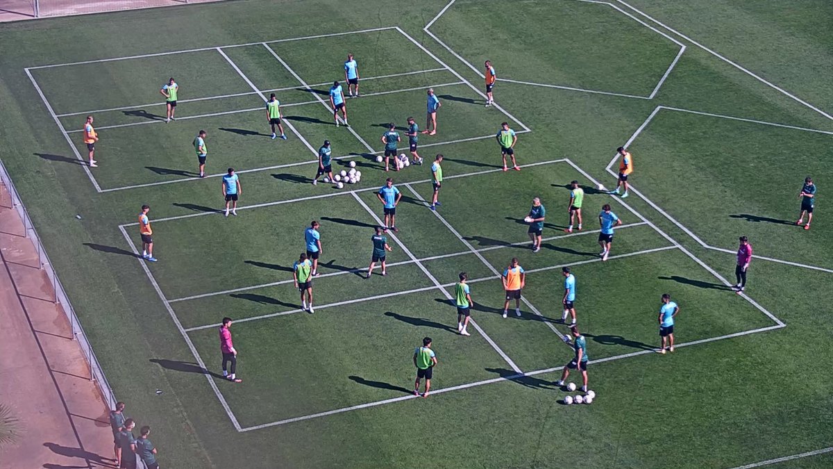 miguelalju64's tweet photo. El lunes comenzó mi 5ª temporada con el Villarreal-B con la misma ilusión  desde que comenzó nuestra andadura, la de ayudar a tantos chicos jóvenes a seguir creciendo para lograr sus sueños. Mis compañeros y yo seguiremos disfrutando del camino junto a este gran grupo.⚽⚽⚽😘 https://t.co/CW575HCd1w