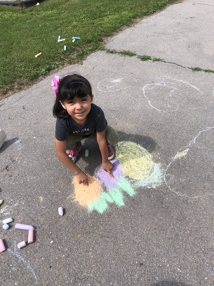 MsKDeblasis's tweet photo. Today we made some art with sidewalk chalk! We made a rainbow 🌈, rocket ship 🚀 and fruit 🍊🍇🍍@DSBNSummerHEAT @summerheateim @dsbn https://t.co/3ecHJjitsi