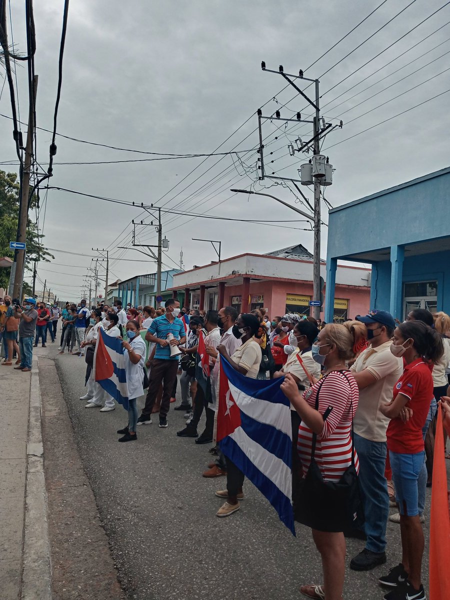 UJCdeCuba's tweet photo. Continúan los jóvenes y el pueblo cubano en todo el territorio nacional, dando su apoyo a al Gobierno y refirmando su compromiso y acompañamiento a la #Revolución y a nuestro presidente @DiazCanelB. #Cuba #LaCalleEsDeLosRevolucionarios #UJC #EliminaElBloqueo @DiosvanyUJC https://t.co/W7ZWhcRNCS