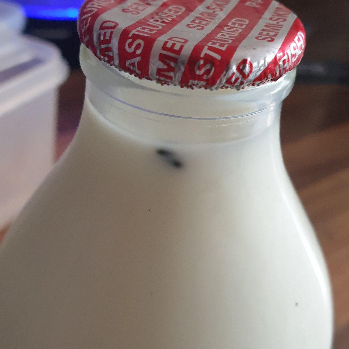 ShaunBantonES's tweet photo. If you're thinking about using @ModernMilkman_  ... think again. Looks like bird poo in a sealed bottle of milk 🤮🤮🤮

Messaged them and they don't seem very concerned. https://t.co/B1CdHzxA21