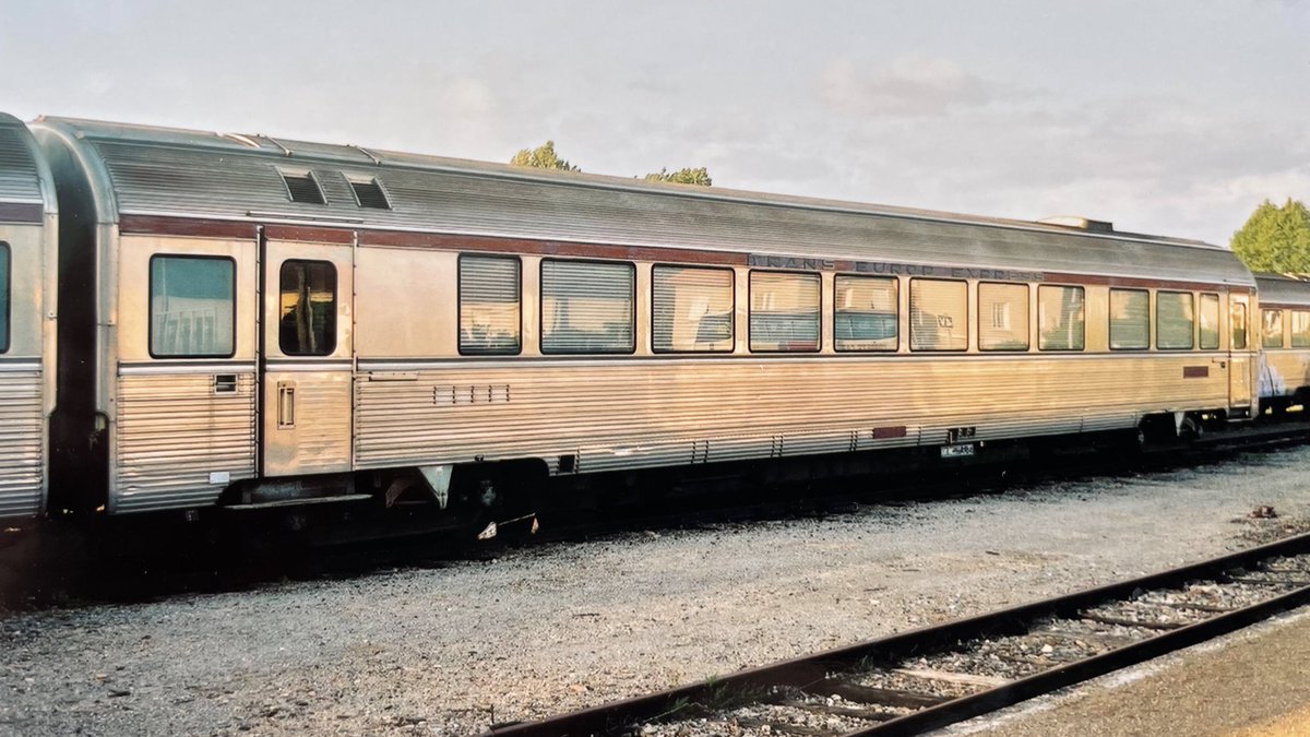 AndreasWiede's tweet photo. Probably the most elegant vehicles ever on European rails: the former #SNCF 🇫🇷 #Mistral69 stock, with bar (pic 1) and @_DiningCar (pic 3). I’ve seen them on #TransEuropExpress services in the 1980s, travelling on board such a train was way beyond my budget.
Pics from around 2004. https://t.co/r62sCKxwrp