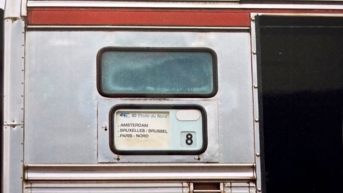 AndreasWiede's tweet photo. Probably the most elegant vehicles ever on European rails: the former #SNCF 🇫🇷 #Mistral69 stock, with bar (pic 1) and @_DiningCar (pic 3). I’ve seen them on #TransEuropExpress services in the 1980s, travelling on board such a train was way beyond my budget.
Pics from around 2004. https://t.co/r62sCKxwrp