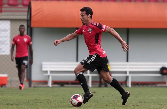 Coluna_Do_Spfc's tweet photo. São Paulo e Hernanes discutem futuro do jogador; saída pode ocorrer antes do fim do contrato

Meia não tem sido relacionado por Crespo, que indica que situação está na mão da diretoria. #SPFC https://t.co/ombVzTTci9
