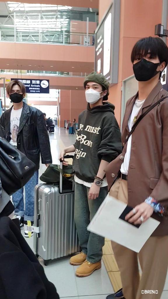 Teamosure's tweet photo. #TeuMoments when the whole fandom crying over jline going back to japan https://t.co/7shTO7Mr8X