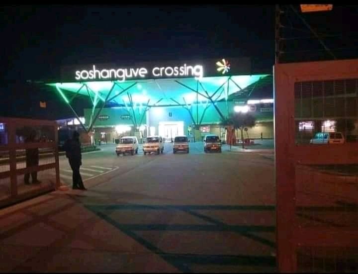 24Weekly's tweet image. UPDATE | Shoshanguve crossing mall, just outside of Pretoria was protected by taxi drivers.

#24Weekly