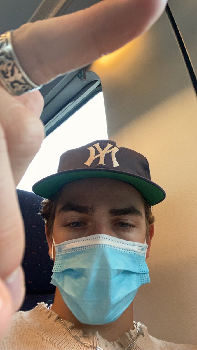 crackednokia's tweet photo. yooo need new music on this long ass train https://t.co/GCZdBYzB8g