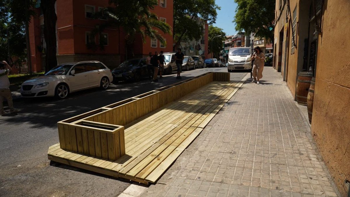 Més accessibles 🧑🏻‍🦽, més resistents 💪🏻, més segures ✅: així són les noves terrasses! 😍

📷 Aquests dies podeu veure com se n'instal·len a diversos llocs de la ciutat. Avui s'ha fet el muntatge d'una de nova al carrer Simancas, a <a href="/Bcn_NouBarris/">Districte de Nou Barris</a>.

ℹ️ ow.ly/Qjz050FvUv9