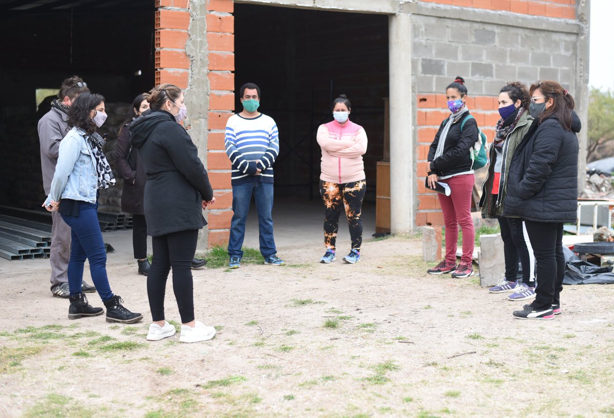 carinamanuramos's tweet photo. Visitamos la Huerta #VerdeVida de la organización social Nuestra América en el Barrio Los Berros para la entrega de plantines en el marco del Programa de Apoyo a las Huertas Comunitarias de la Subsecretaría de Economía Social de la @MuniParana a cargo de Fernanda Romero Carranza. https://t.co/Wgbb0bT5UT
