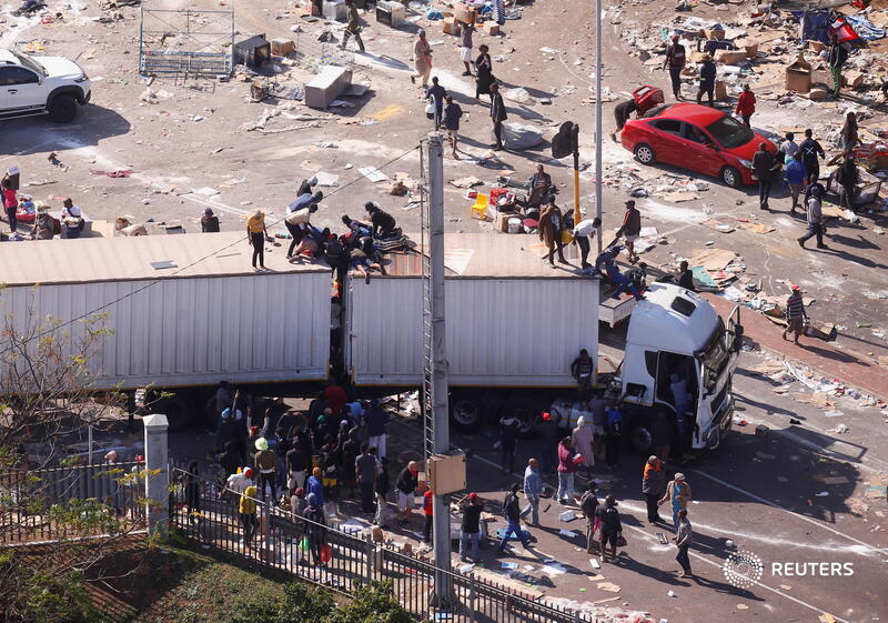 reuterspictures's tweet photo. Aerial images show extent of looting and fires in South Africa unrest https://t.co/QDNMPpPoT9 📷 @RoganWard https://t.co/Yav4uU0HQ8