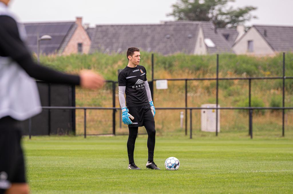 KieranJbrown's tweet photo. @Sprintuk client Tim Verwaal working hard in preseason training with new club @KMSKDeinze ⚫️🟠

“Opportunities don't happen. You create them”

#goalkeeper #kmskdeinze #TV1 #GK #sprintmg #agent #management #opportunity #success #belgium🇧🇪 #football #soccer #soccerlife https://t.co/0ZMielNlqI