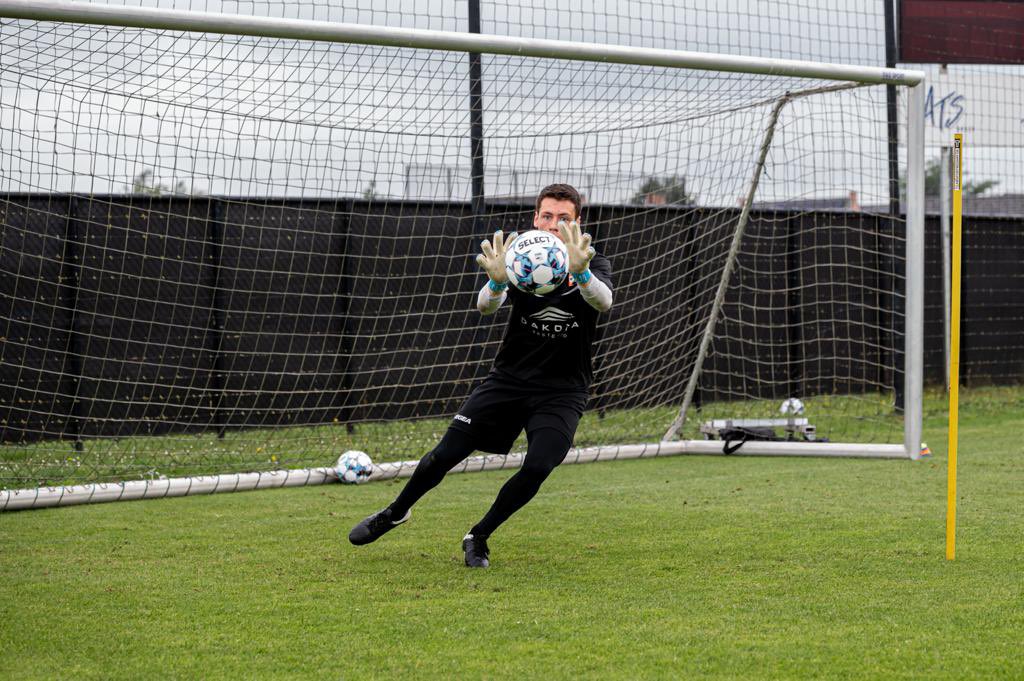 KieranJbrown's tweet photo. @Sprintuk client Tim Verwaal working hard in preseason training with new club @KMSKDeinze ⚫️🟠

“Opportunities don't happen. You create them”

#goalkeeper #kmskdeinze #TV1 #GK #sprintmg #agent #management #opportunity #success #belgium🇧🇪 #football #soccer #soccerlife https://t.co/0ZMielNlqI